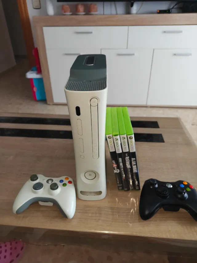 Xbox 360 Blanca + 2 Mandos + Juegos