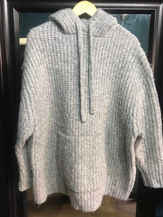 Suéter Gris con Capucha y Bolsillo