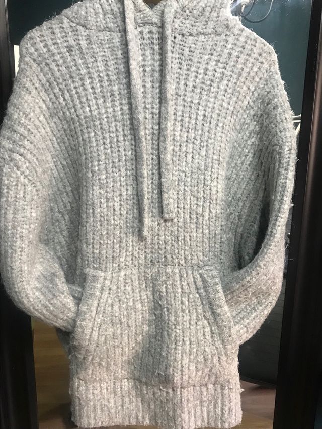 Suéter Gris con Capucha y Bolsillo