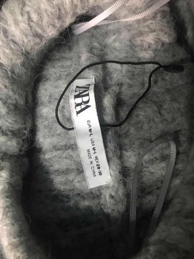 Suéter Gris con Capucha y Bolsillo