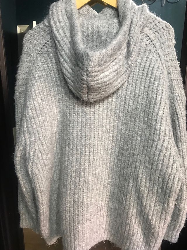 Suéter Gris con Capucha y Bolsillo