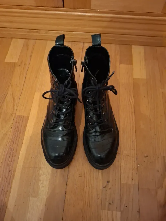 Botas negras efecto piel de cocodrilo