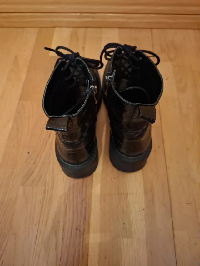 Botas negras efecto piel de cocodrilo