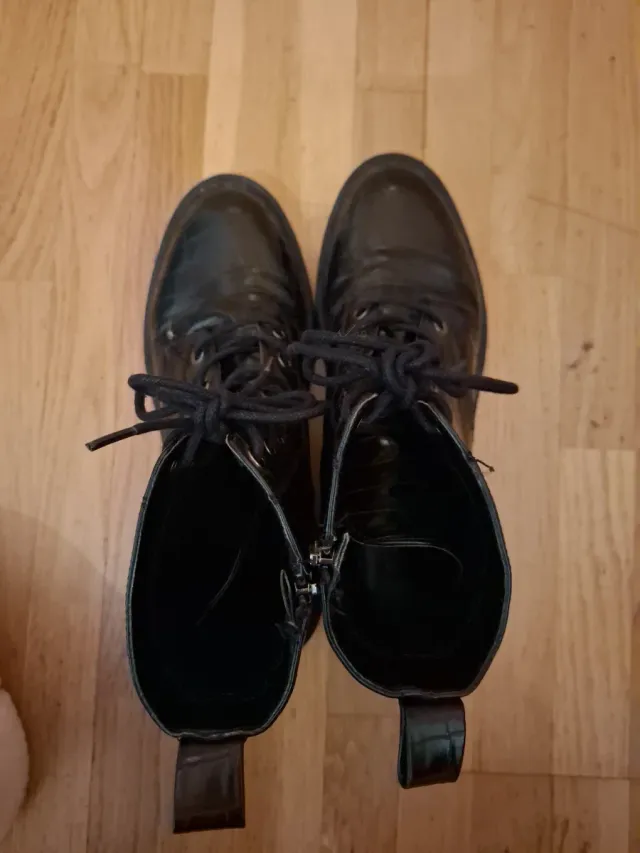 Botas negras efecto piel de cocodrilo