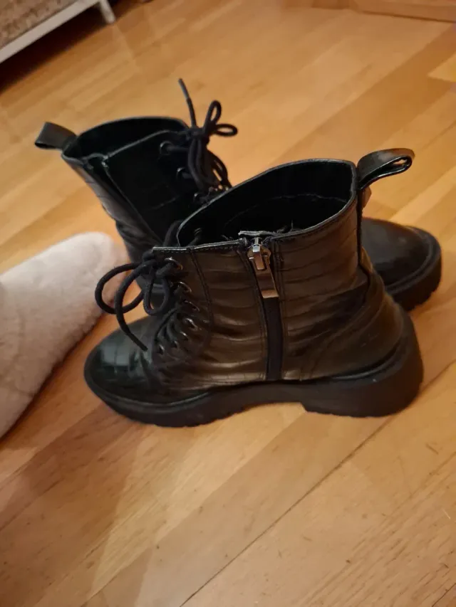 Botas negras efecto piel de cocodrilo