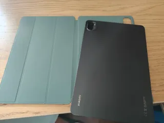 Xiaomi Pad 5 con funda verde