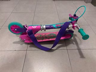 Patinete infantil rosa con correa