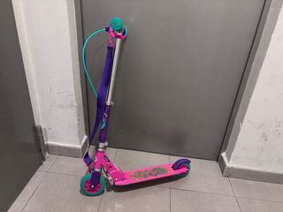 Patinete infantil rosa con correa