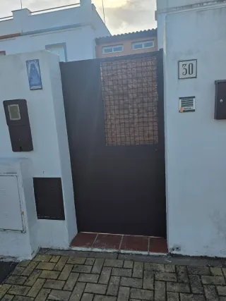 Cancelas de garaje y puerta de acceso