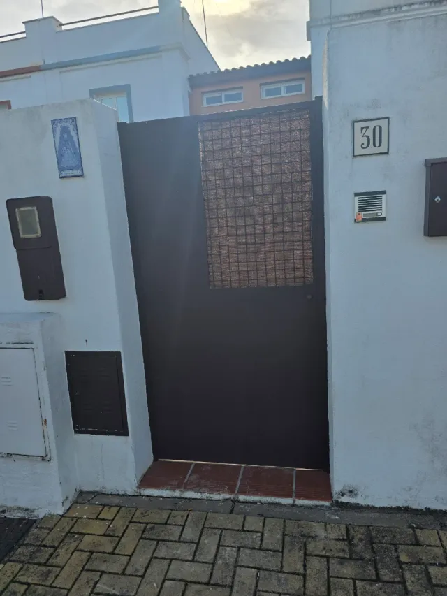 Cancelas de garaje y puerta de acceso