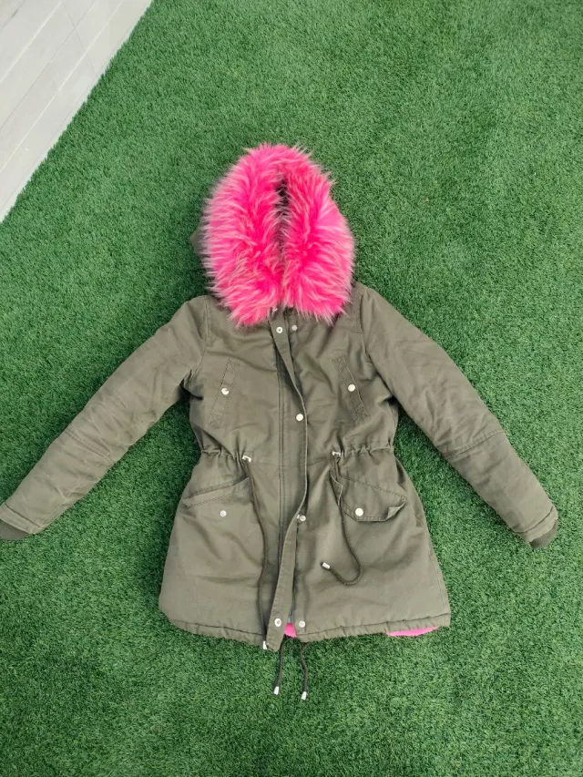 Chaquetón verde con capucha y pelo rosa