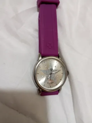 Reloj  con correa morada y detalles platead