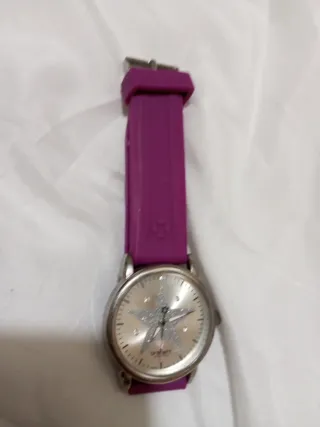 Reloj  con correa morada y detalles platead
