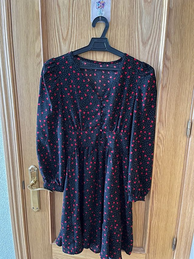 Vestido negro con corazones rojos