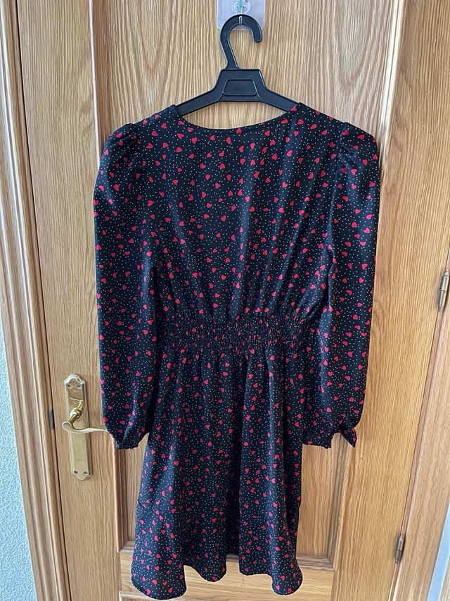 Vestido negro con corazones rojos