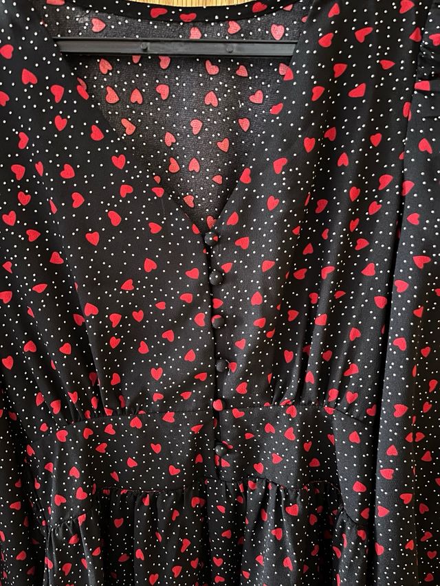 Vestido negro con corazones rojos