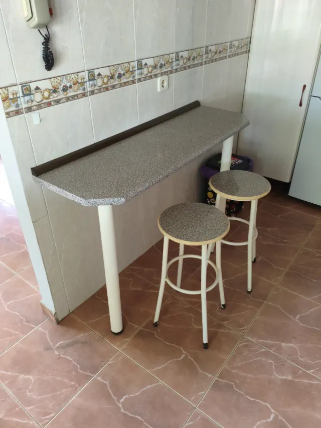 Repisa gris con 2 taburetes