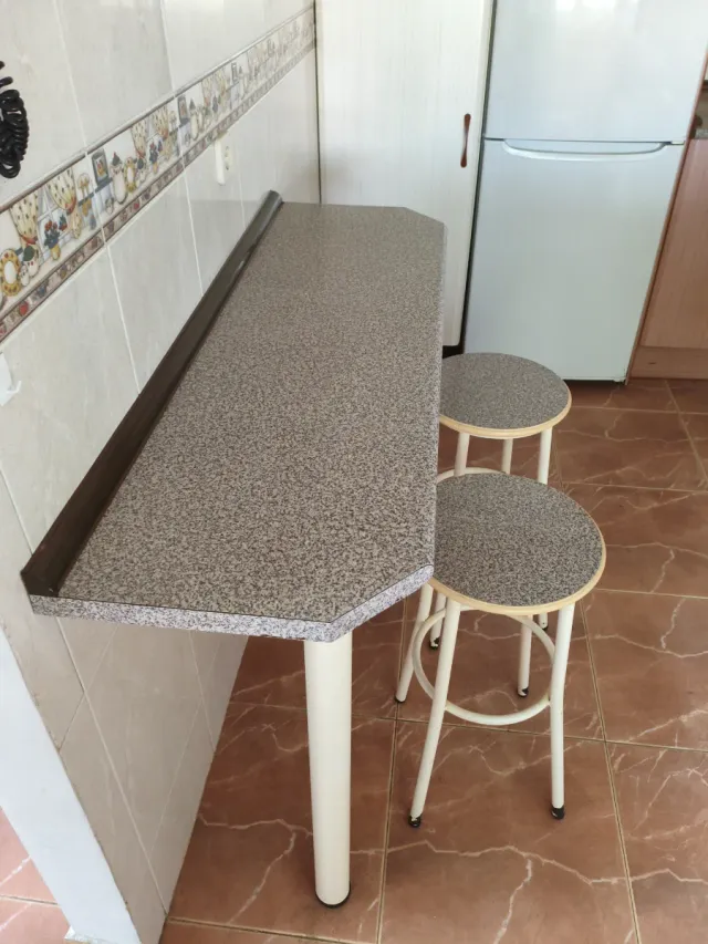 Repisa gris con 2 taburetes