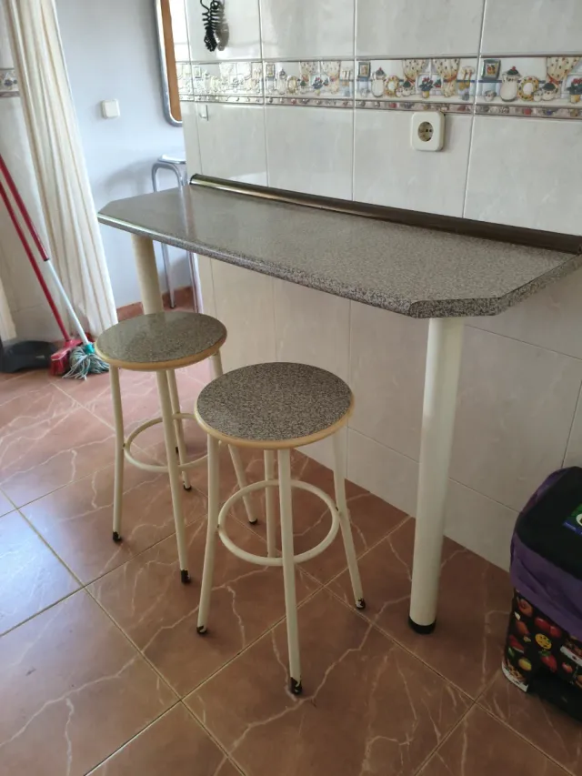 Repisa gris con 2 taburetes