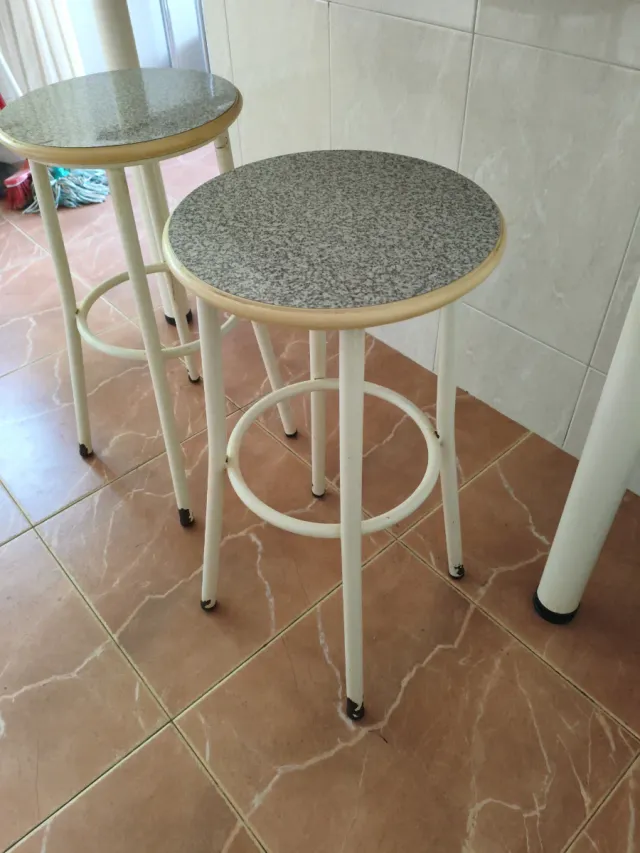 Repisa gris con 2 taburetes