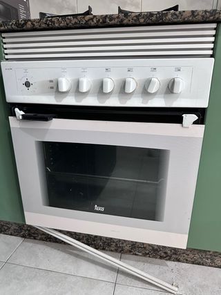 Horno Teka blanco con asa rota