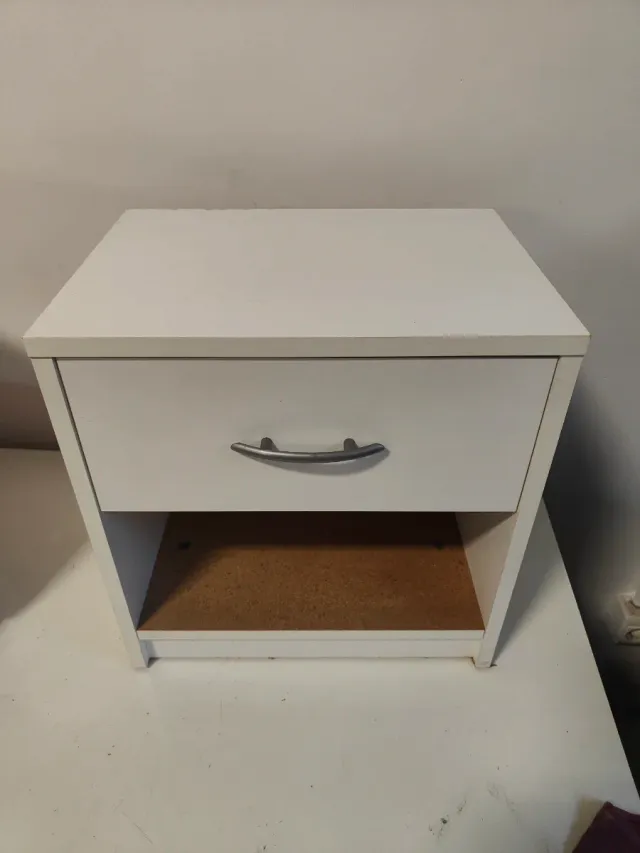 Mesita de noche blanca y madera