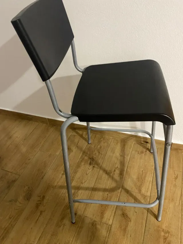 Taburetes de cocina negros y grises