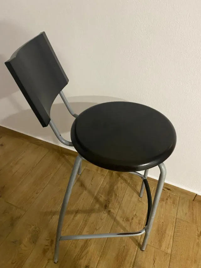 Taburetes de cocina negros y grises