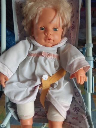 Muñeca con carrito de juguete