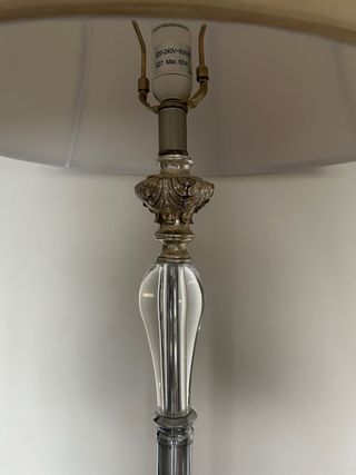 Lámpara de pie elegante metal y cristal.