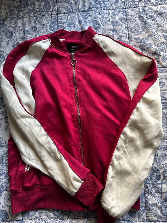 Chaqueta Bomber Bershka Roja y Beige