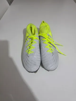 Botas de fútbol Nike blancas y amarillas
