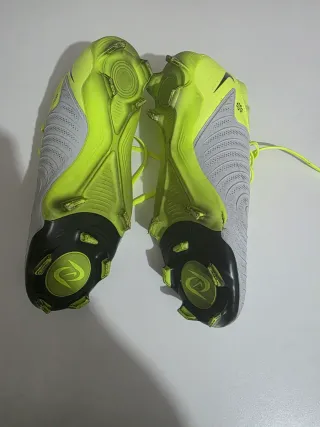 Botas de fútbol Nike blancas y amarillas