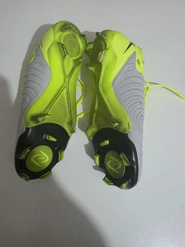 Botas de fútbol Nike blancas y amarillas