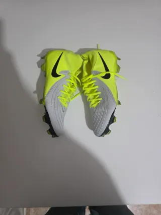 Botas de fútbol Nike blancas y amarillas