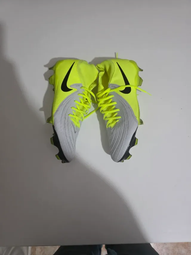 Botas de fútbol Nike blancas y amarillas