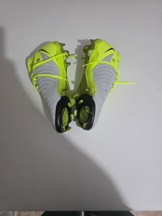 Botas de fútbol Nike blancas y amarillas