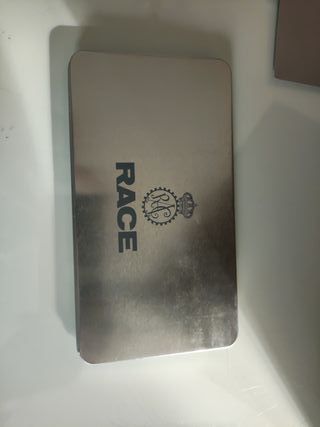 Medalla RACE con estuche y guía