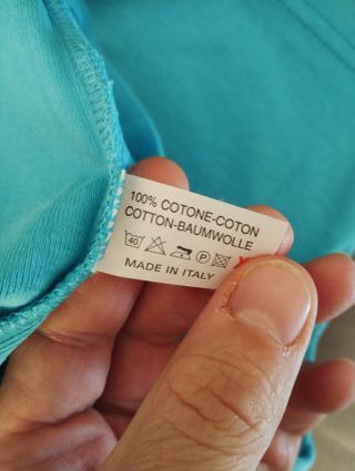 T-shirt turchese in cotone con scollo a V