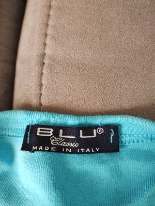 T-shirt turchese in cotone con scollo a V