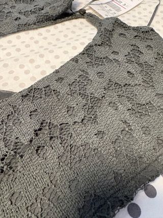 Vestido gris encaje espalda descubierta