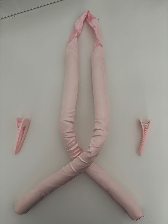 Rizador de pelo sin calor de color rosa.