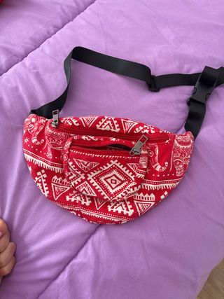 Riñonera roja con estampado étnico