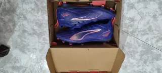 Botas de fútbol Puma azules y rosas n 33
