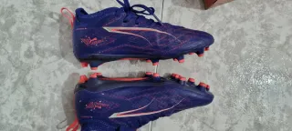 Botas de fútbol Puma azules y rosas n 33