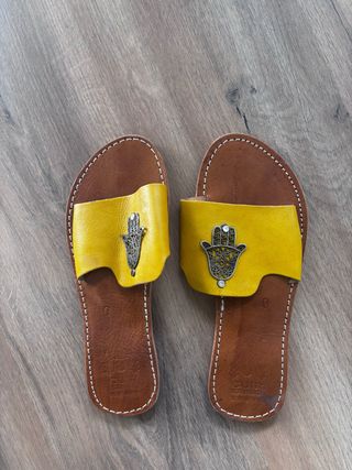 Sandalias de cuero amarillas con Hamsa