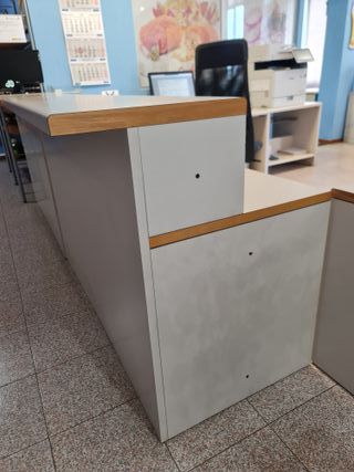 Mesa de oficina/mostrador beige y blanco