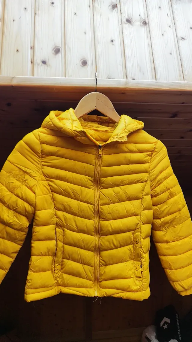 Cazadora amarilla niña con capucha, zara