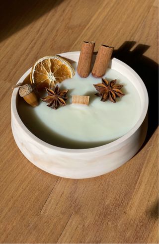 Vela artesanal decorada con naranja y canela