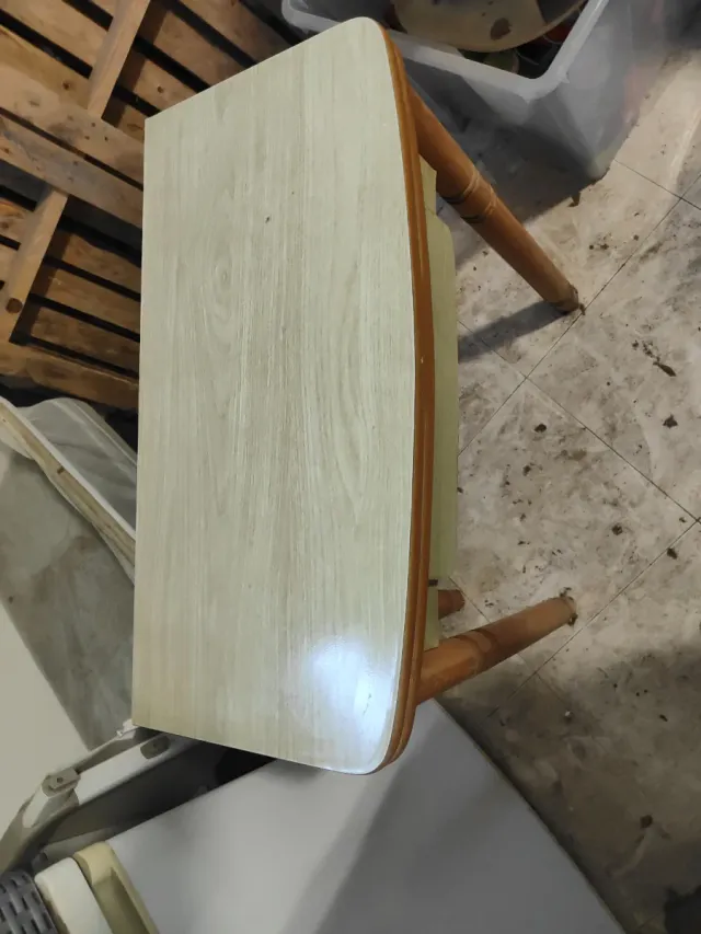 Mesa auxiliar de madera y plástico